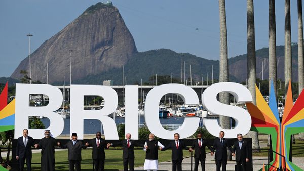 İran'dan BRICS hamlesi: Yeni Kalkınma Bankası'na katılıyor