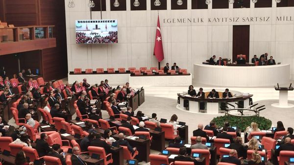 TBMM Genel Kurulu toplandı: Terörsüz Türkiye süreci için hazırlanan kanun teklifi görüşülüyor