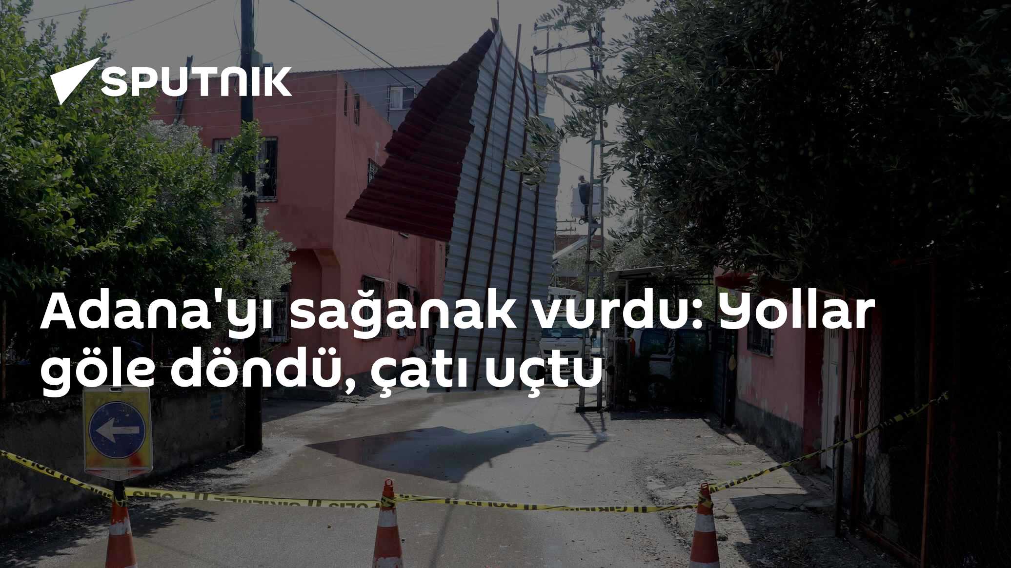 Adana'yı sağanak vurdu: Yollar göle döndü, çatı uçtu