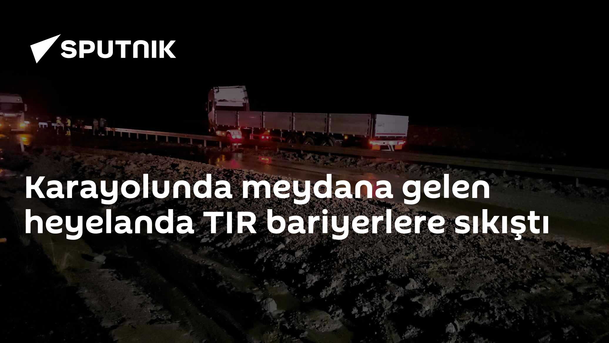 Karayolunda meydana gelen heyelanda TIR bariyerlere sıkıştı