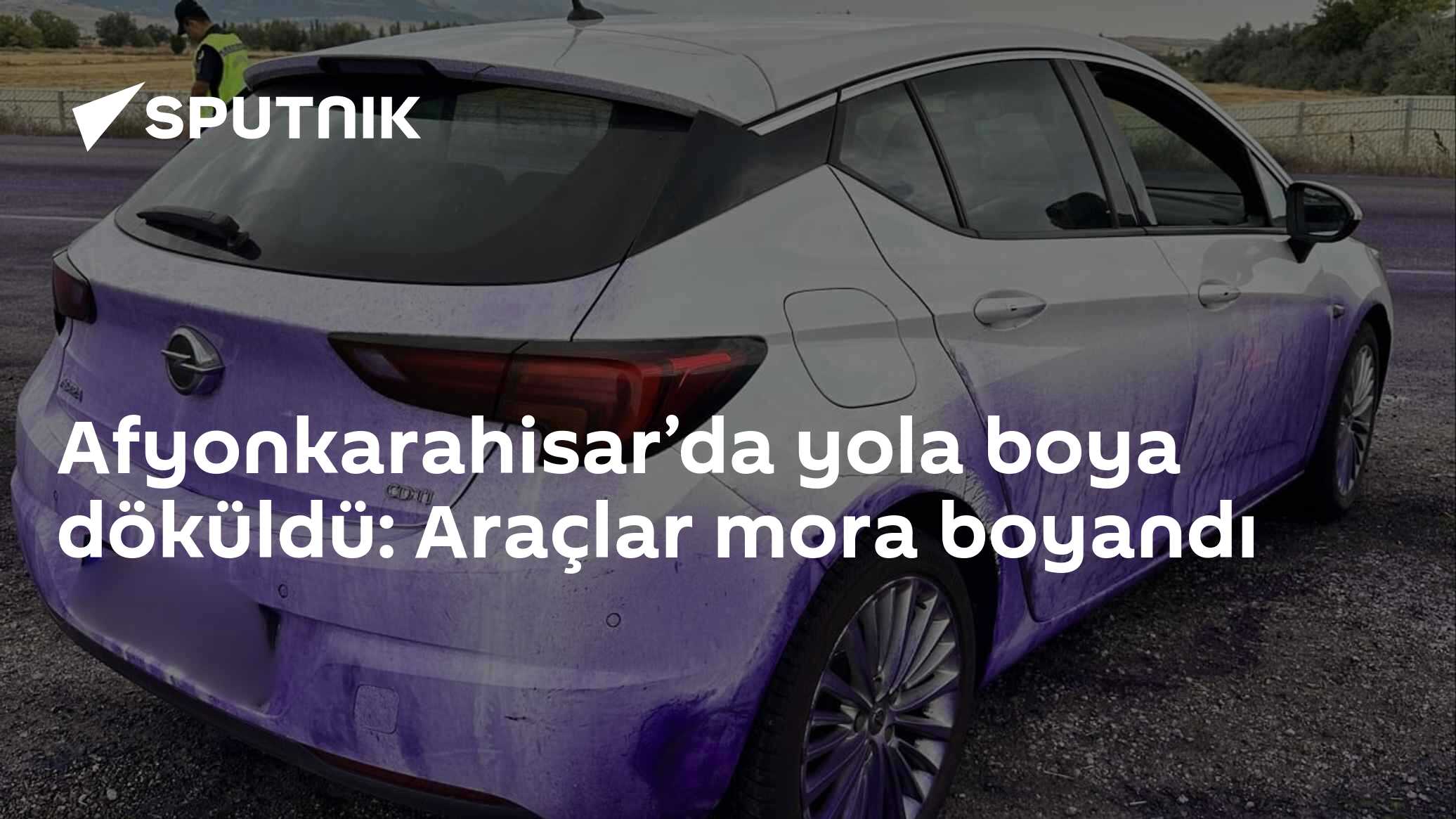 Afyonkarahisar’da yola boya döküldü: Araçlar mora boyandı