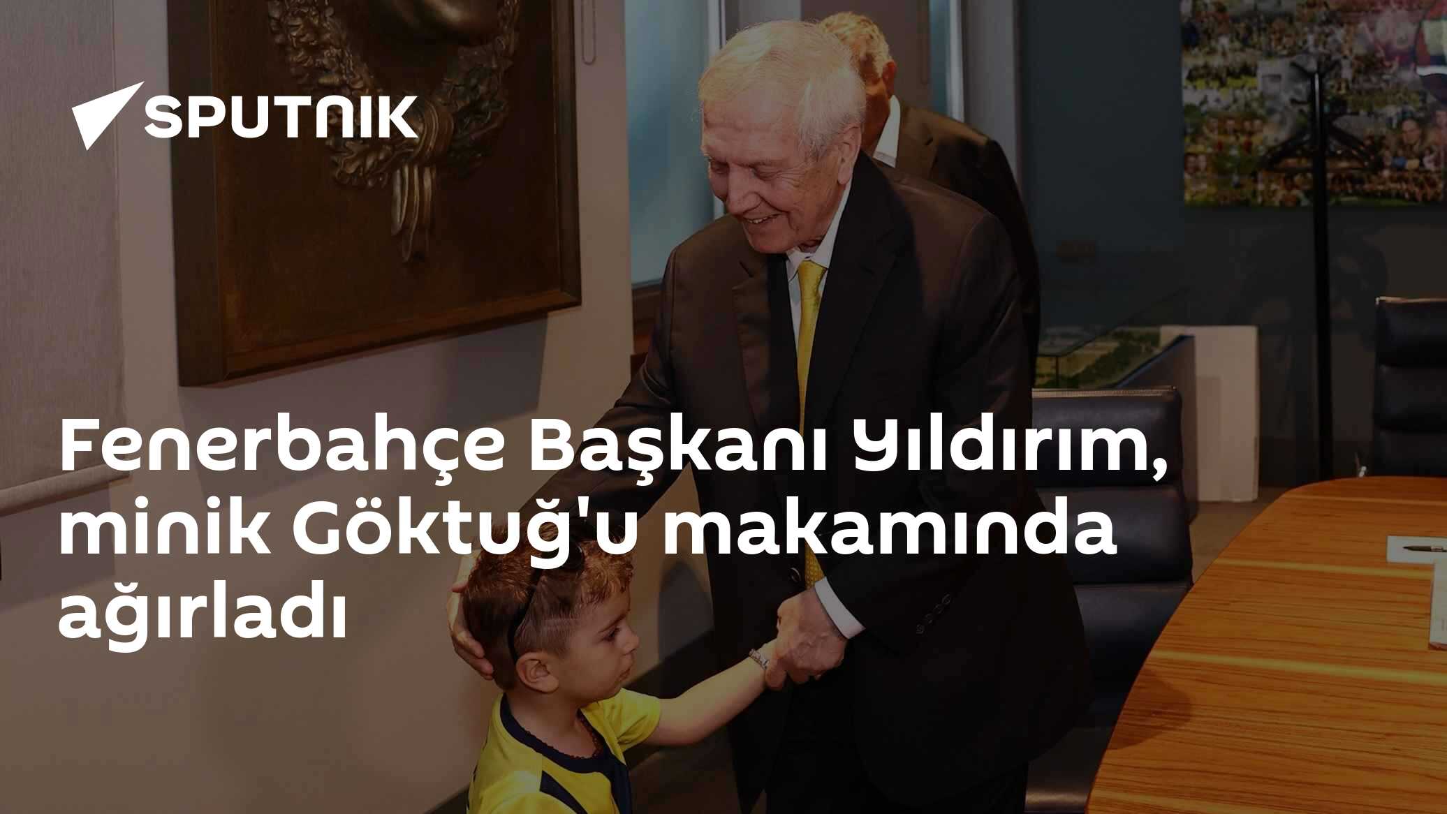 Fenerbahçe Başkanı Yıldırım, minik Göktuğ'u makamında ağırladı