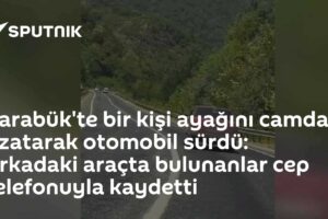 Karabük'te bir kişi ayağını camdan uzatarak otomobil sürdü: Arkadaki araçta bulunanlar cep telefonuyla kaydetti