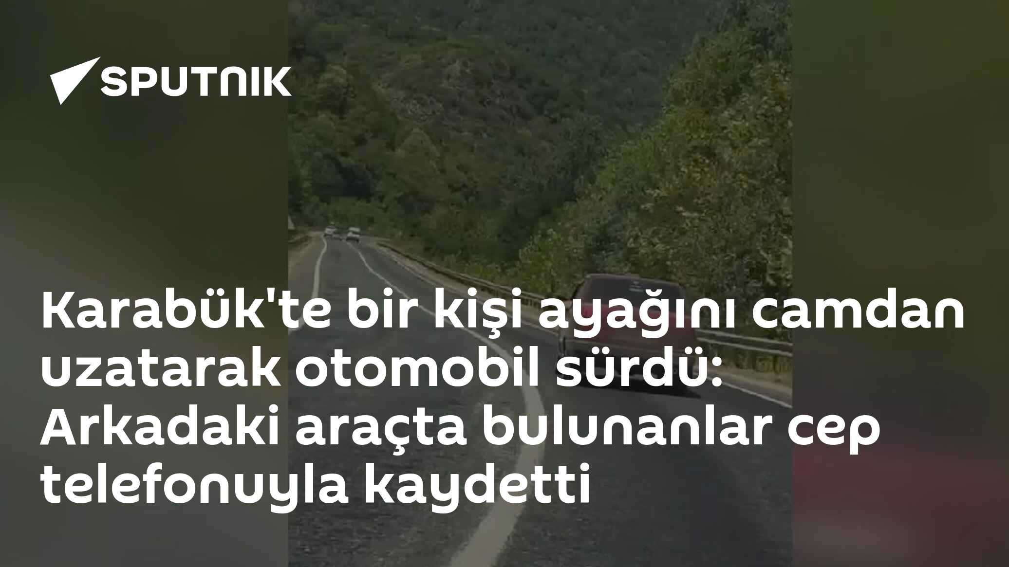 Karabük'te bir kişi ayağını camdan uzatarak otomobil sürdü: Arkadaki araçta bulunanlar cep telefonuyla kaydetti