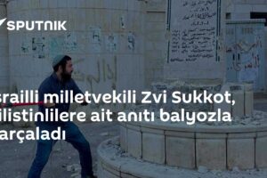 İsrailli milletvekili Zvi Sukkot, Filistinlilere ait anıtı balyozla parçaladı