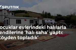 Çocuklar evlerindeki halılarla kendilerine 'halı saha' yaptı: 'Köyden topladık'
