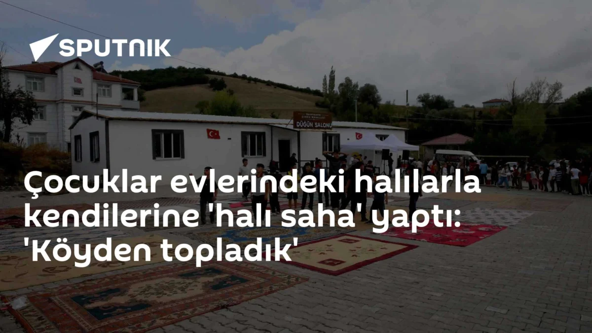 Çocuklar evlerindeki halılarla kendilerine 'halı saha' yaptı: 'Köyden topladık'
