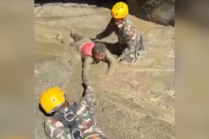 Nepal: Ordu yüzlerce kişiyi kurtarıyor, diaspora kayıplar için yas tutuyor