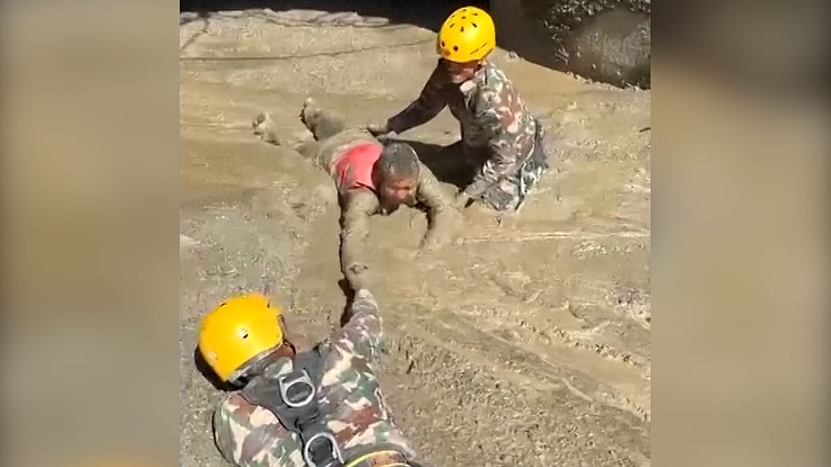 Nepal: Ordu yüzlerce kişiyi kurtarıyor, diaspora kayıplar için yas tutuyor