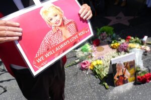 Çiçekler ve anılar: Hayranlar Dolly Parton'a saygı sunuyor