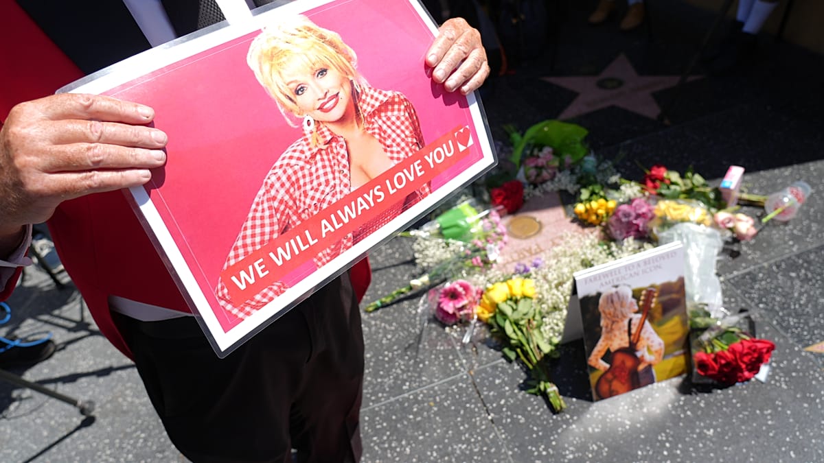 Çiçekler ve anılar: Hayranlar Dolly Parton'a saygı sunuyor