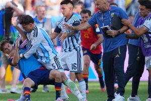 FIFA, Arjantinli Paredes'e Dünya Kupası finalindeki kavga için 10 maç ceza verdi