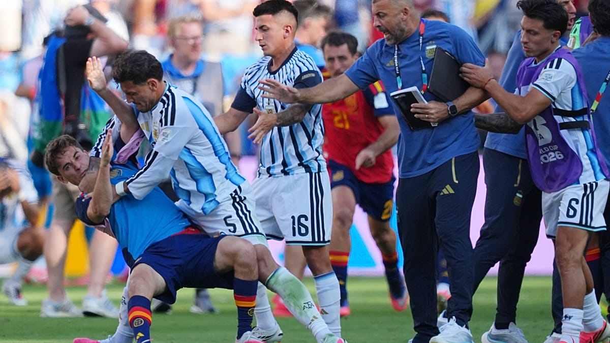 FIFA, Arjantinli Paredes'e Dünya Kupası finalindeki kavga için 10 maç ceza verdi