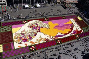 Brüksel, Hokusai esinli dev çiçek halıyı sergiledi