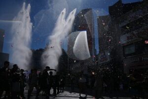 Tokyo'da geleneksel festival sokakları su savaşına çevirdi