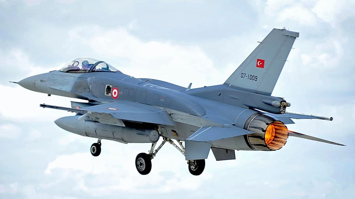 Letonya hava sahasını ihlal eden İHA'ya karşı Türk F-16'ları ve İtalyan uçakları havalandı