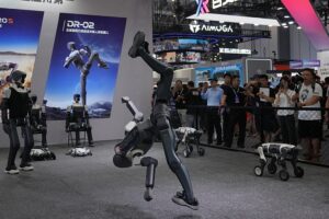 ABD kısıtlamaları şirketleri yurtdışına iterken Çin yeni nesil insansı robotlarını sergiledi