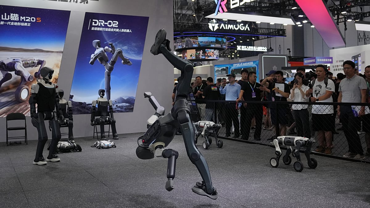 ABD kısıtlamaları şirketleri yurtdışına iterken Çin yeni nesil insansı robotlarını sergiledi