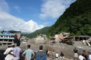 Nepal ve Tibet'te ölü sayısı 900'ü aştı, 4.700 kişi kayıp
