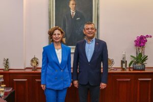 Eskişehir'de Belediye Başkanı Ayşe Ünlüce CHP'den ayrılarak Yeni Parti'ye geçti