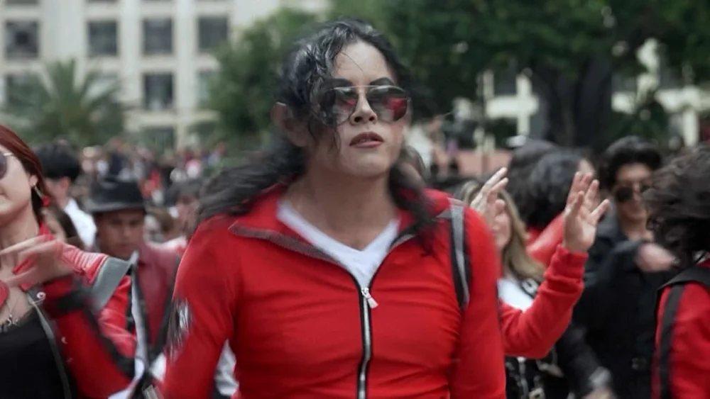 Michael Jackson hayranları Popun Kralı'nın 68. yaşını Thriller dansıyla kutluyor