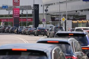 Rusya'da her 10 istasyonun 7'sinde benzin tükendi, kriz derinleşti