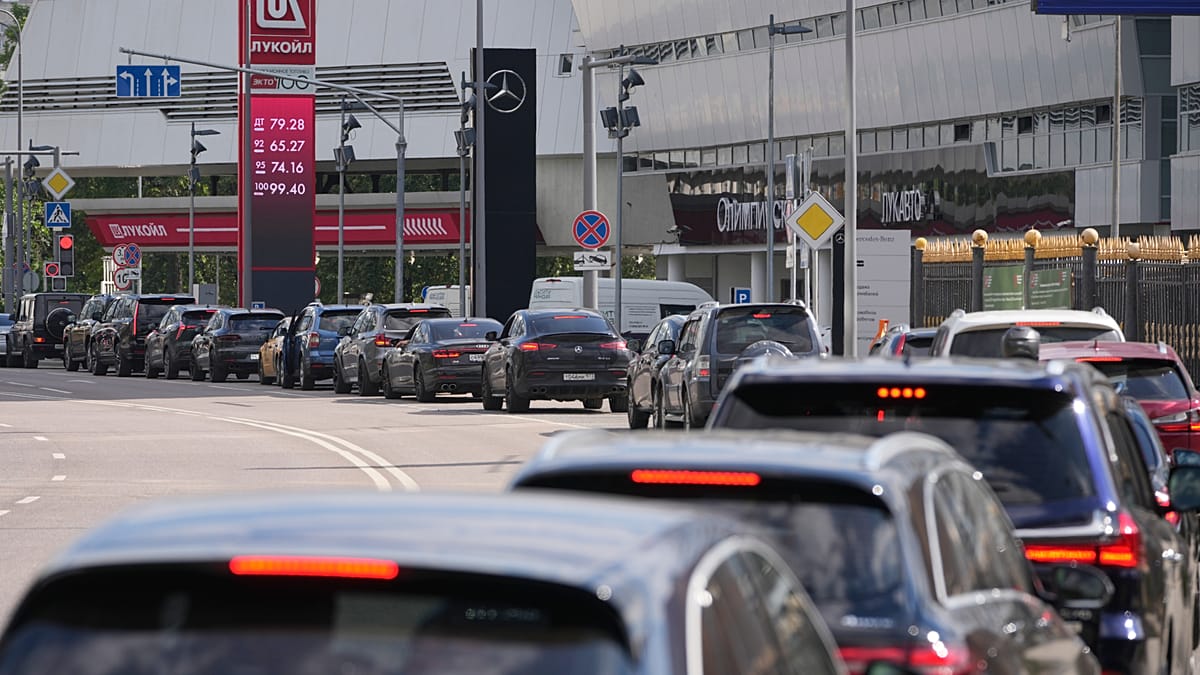 Rusya'da her 10 istasyonun 7'sinde benzin tükendi, kriz derinleşti