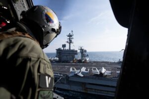 ABD’nin yeni uçak gemisi Orta Doğu’da: Yıpranan USS Abraham Lincoln görevi devrediyor