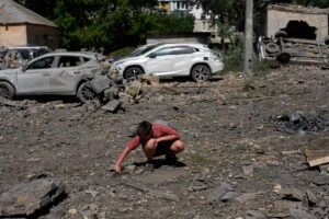 Kiev'de halk, Rusya'nın ölümcül bombardımanının ardından enkazda arama yaptı