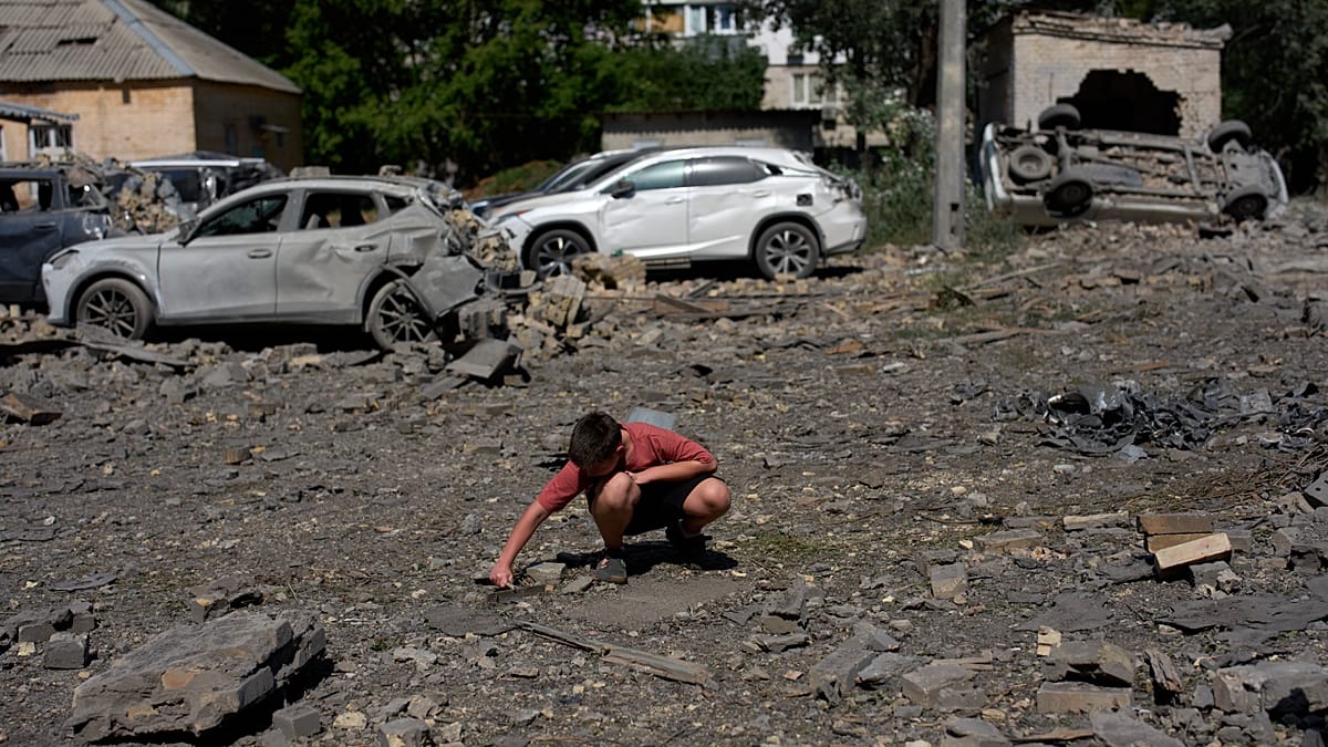 Kiev'de halk, Rusya'nın ölümcül bombardımanının ardından enkazda arama yaptı