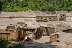 Nepal-Tibet sınırındaki sellerde yaklaşık 3 bin kişi kayıp: Yüzlerce yabancı turist aranıyor