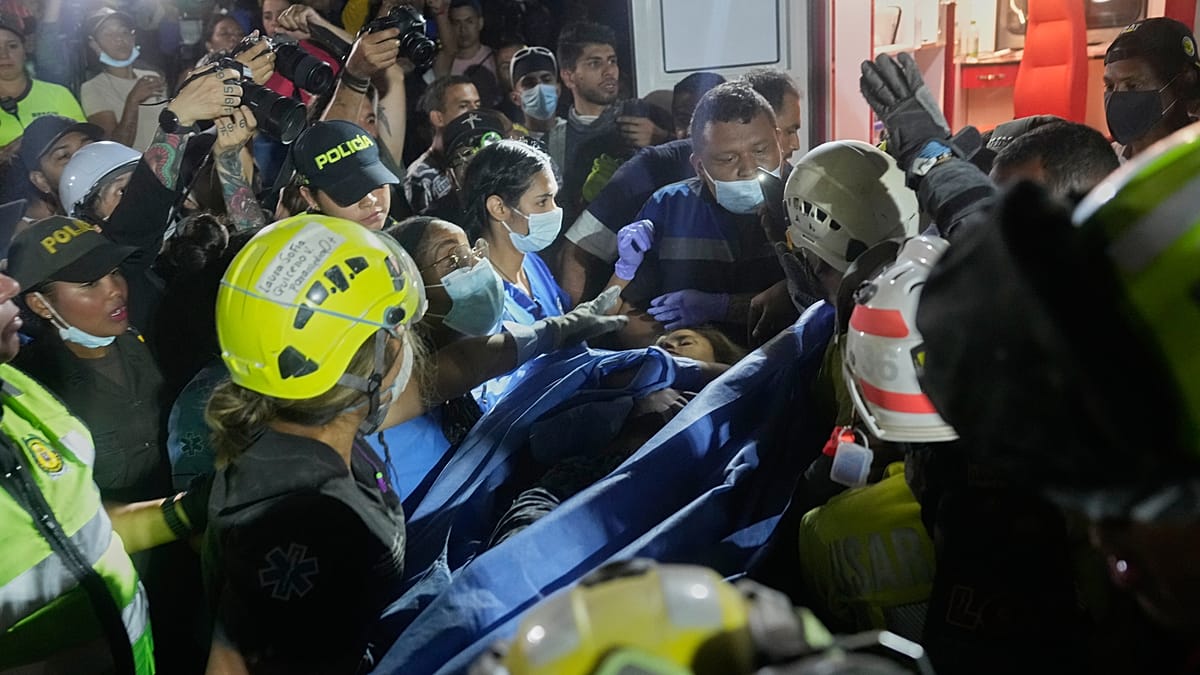 Kolombiya'da depremde enkaz altında 36 saat kalan kadın kurtarıldı