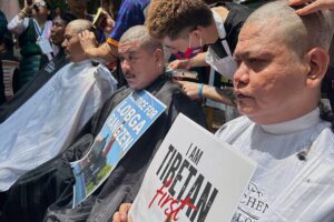 Yeni Delhi'de Tibetli göstericiler, başlarını tıraş edip Çin'i protesto etti