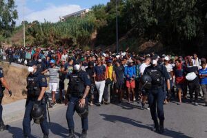 İspanya, yüzlerce göçmeni Ceuta sahilinden geçici barınaklara taşıdı