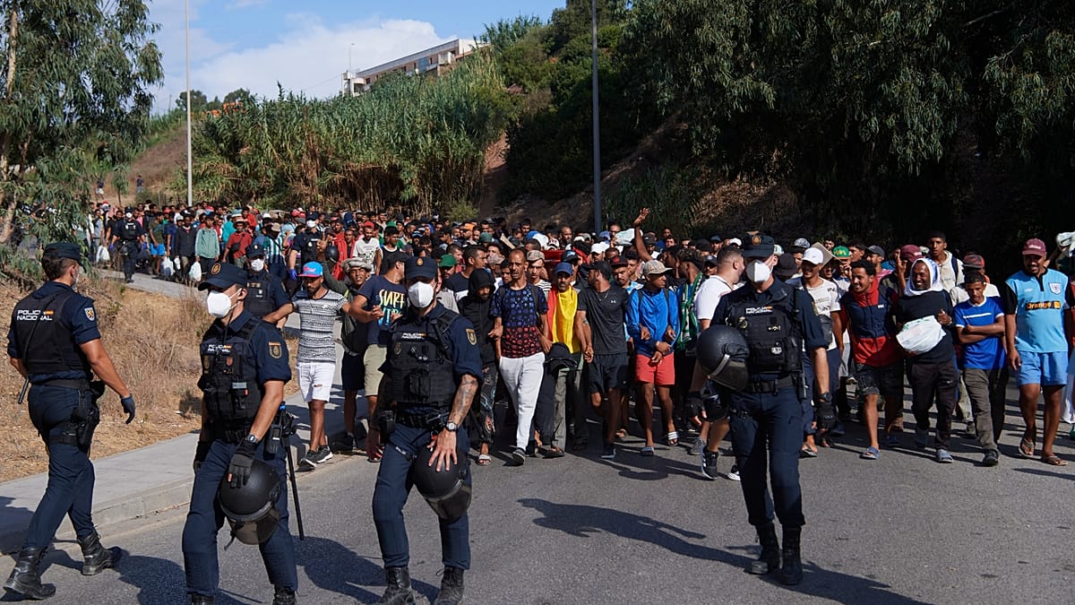 İspanya, yüzlerce göçmeni Ceuta sahilinden geçici barınaklara taşıdı