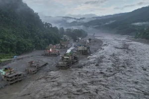 Nepal'de yeni sel uyarısı: Köyler enkazla boğuşuyor, can kaybı artıyor