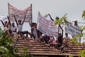 Sri Lanka'da cezaevlerinde isyan alarmı: Askerler görevlendirildi