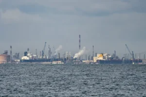 Petrol fiyatları yükseliyor: ABD-İran savaşı tırmanıyor, Warsh faiz artışını körüklüyor