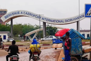 Nijer'in başkenti Niamey'de Cumhurbaşkanlığı sarayı çevresinde çatışma ve ağır silah sesleri