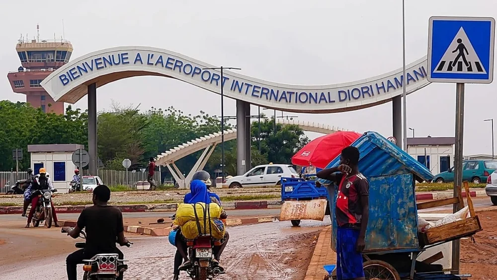 Nijer'in başkenti Niamey'de Cumhurbaşkanlığı sarayı çevresinde çatışma ve ağır silah sesleri