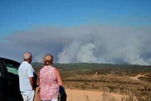 İspanya Huelva’daki yangın evleri tehdit etti, 800 kişi kuraklıkta tahliye edildi