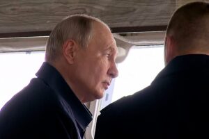 Putin, Rus donanmasının Sahalin açıklarındaki tatbikatlarını izledi