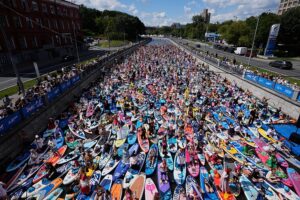 Moskova'da kostümlü paddleboard karnavalı düzenlendi