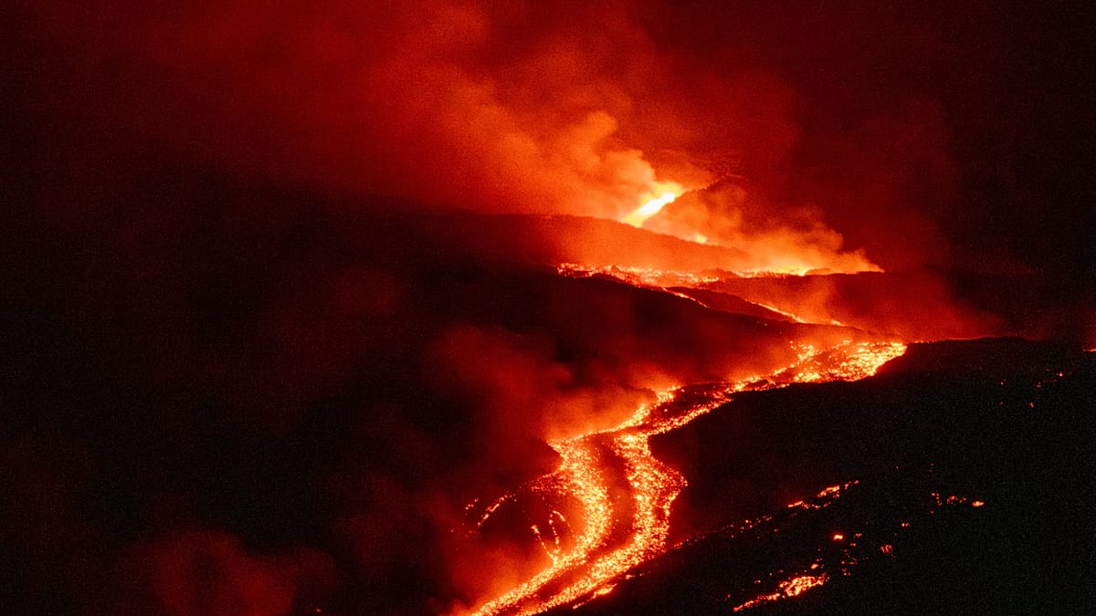 Uyarılara rağmen turistler Etna Yanardağı'na akın etti