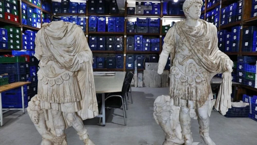 1950 yıllık tarih gün yüzüne çıktı: Burdur’da İmparator Hadrianus heykeli bulundu