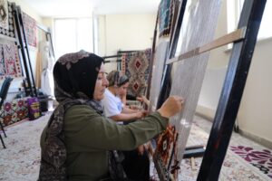 Van’da geleneksel kilim dokumacılığı devam ediyor