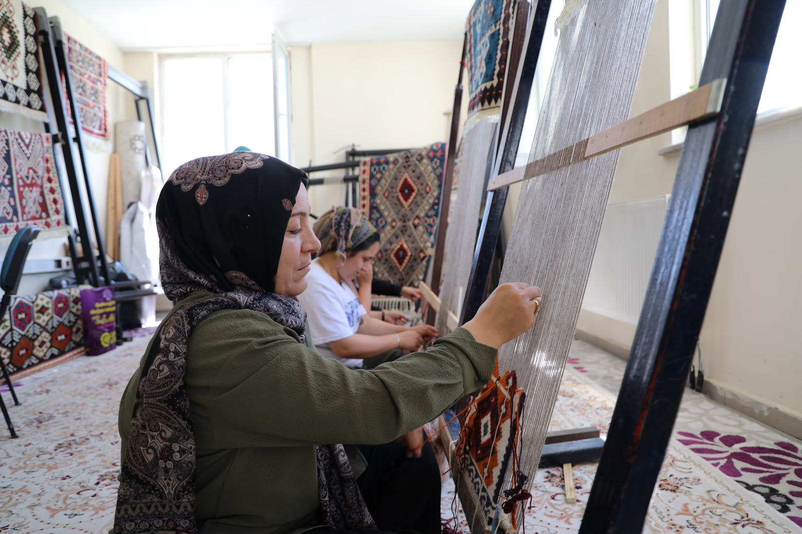 Van’da geleneksel kilim dokumacılığı devam ediyor