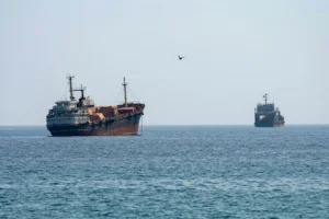 Hürmüz Boğazı'nda ticari gemi vuruldu: BAE'den İran'a çağrı