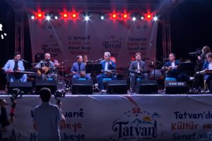 Efsanevi grup Kamkars, Tatvan’ı coşturdu: Binlerce kişi Van Gölü kıyısında buluştu