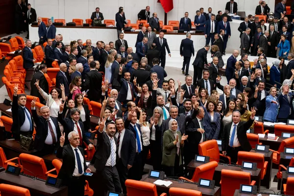 Çerçeve yasa kanunlaştı: Partilerin oy dağılımı belli oldu